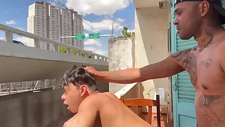Novinho acabou sendo fudido gostoso na sacada&comma; enquanto pessoas passavam&period; E acabou tomando cada gota do leite prot&eacute;ico do macho pauzudo&period;